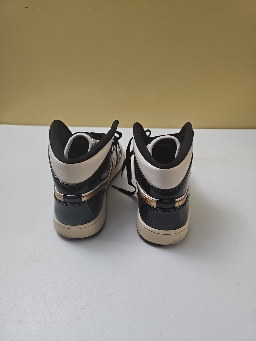RARE 🚀 Nike Air Jordan 1 Mid SE Patent Black Gold Medal 852542-007 Size 12 Men